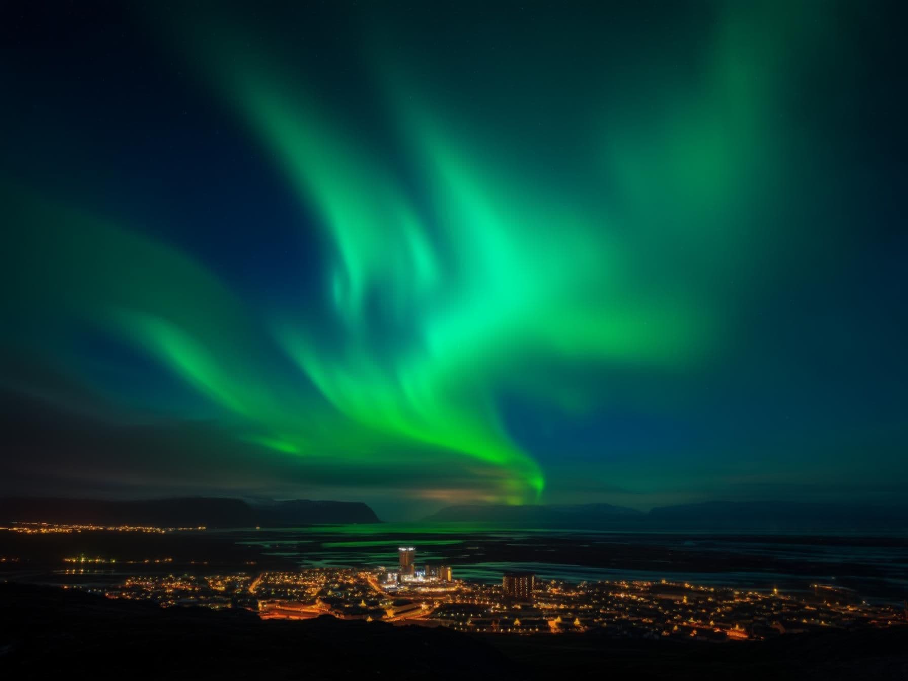 How to Experience the Northern Lights in Reykjavik: Tips and Tours