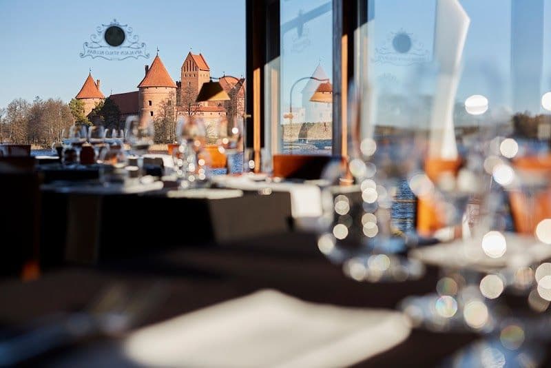 Apvalaus Stalo Klubas Hotel