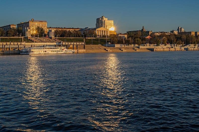 Walk along the Volga River Embankment