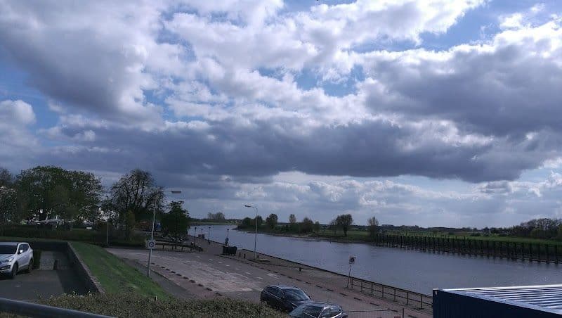Walk along the IJssel River and enjoy the Skyline