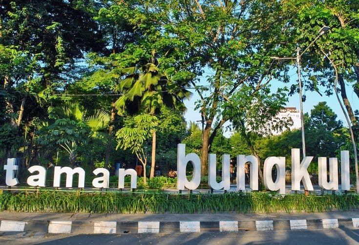 Stroll through Taman Bungkul Park