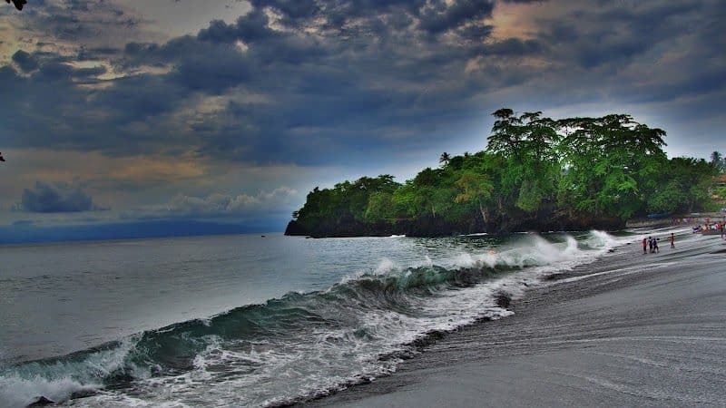 Relax at Sulamadaha Beach