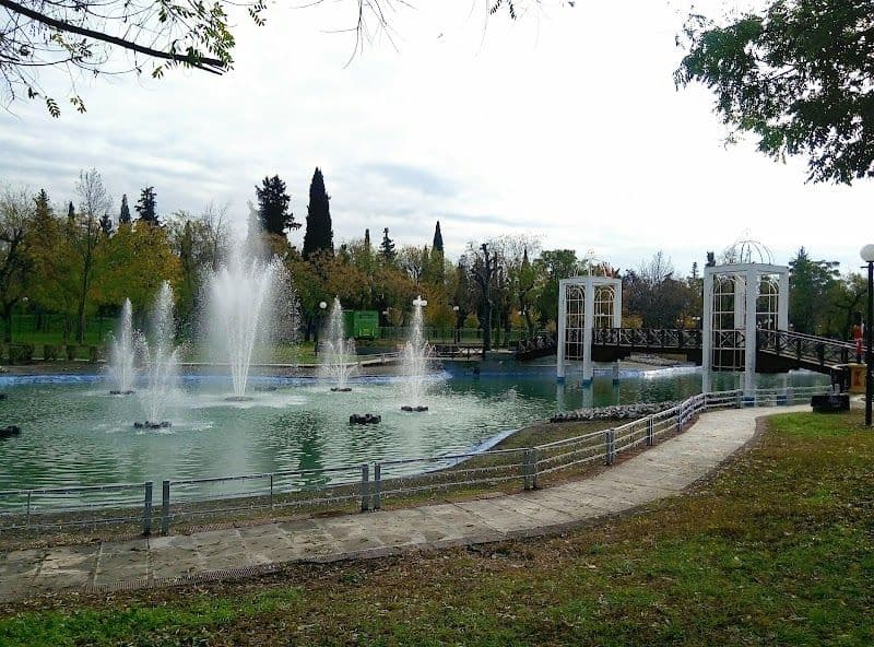 Stroll through Alkazar Park and the Pineios River