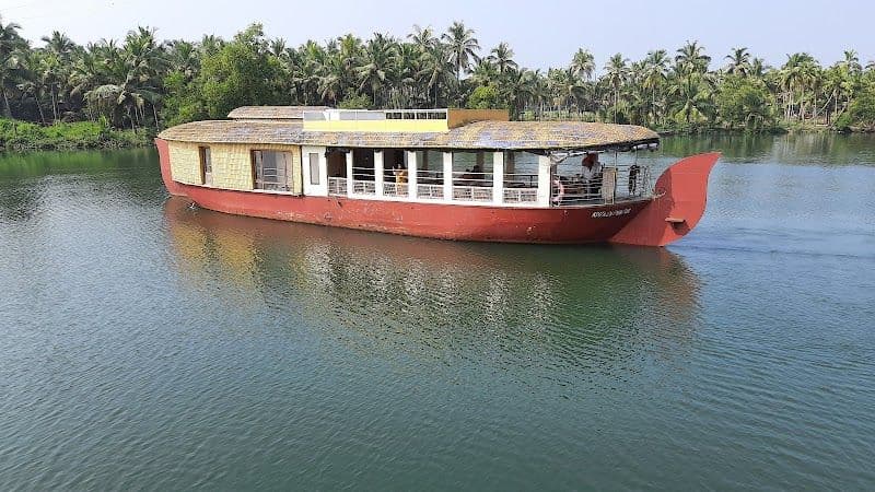 Take a Houseboat Cruise on the Valiyaparamba Backwaters