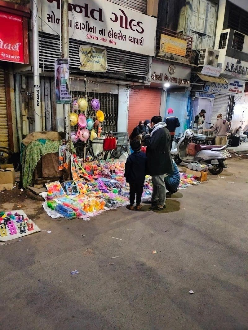 Stroll through the old city and Manek Chowk