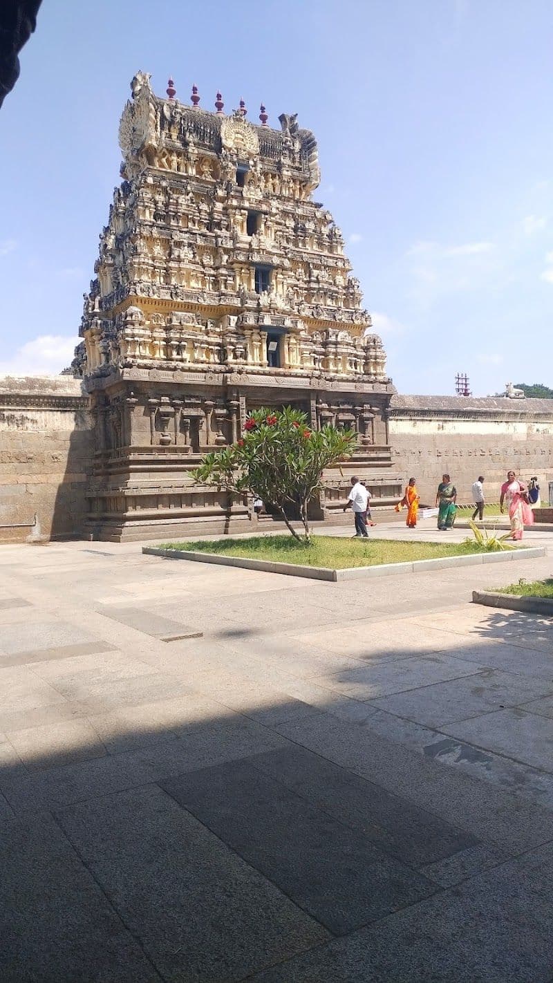 Tour Jalakandeswarar Temple