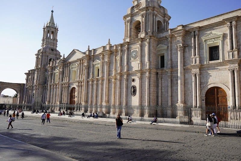 Stroll around the Plaza de Armas and visit the Arequipa Cathedral