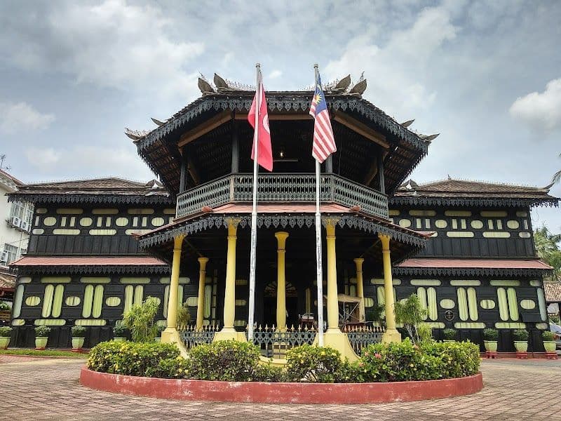 Explore the Royal Museum (Istana Jahar)