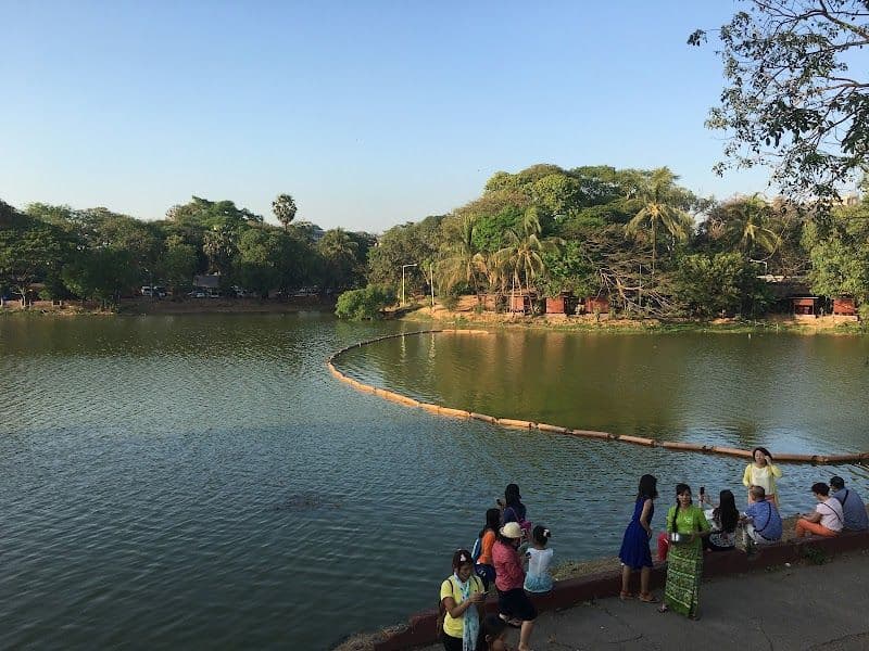 Walk around Kandawgyi Lake