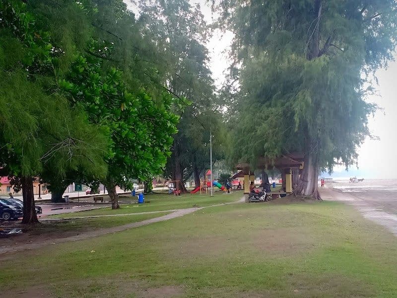 Visiting Mersing Esplanade and enjoying the local seafood