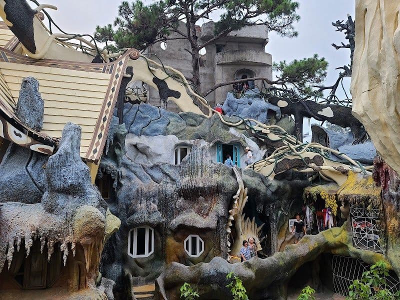 Visit the Crazy House (Hang Nga Guesthouse)