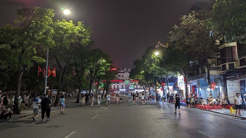 Take a stroll around Hoan Kiem Lake