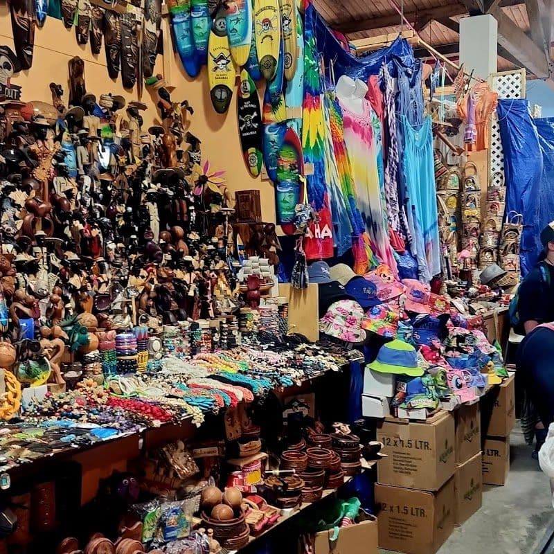 Explore Nassau’s Downtown and Straw Market