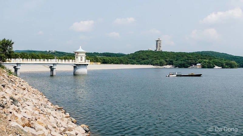 Stroll through Jingyuetan National Forest Park