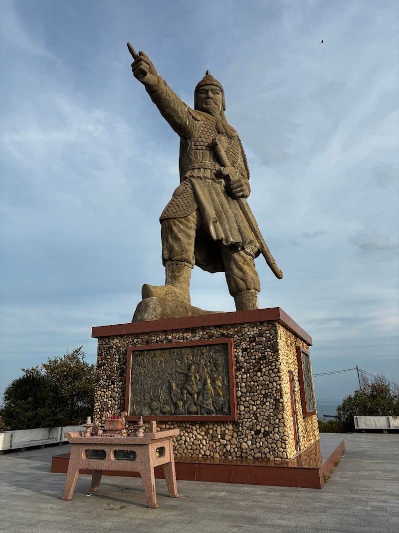 Tran Hung Dao Statue