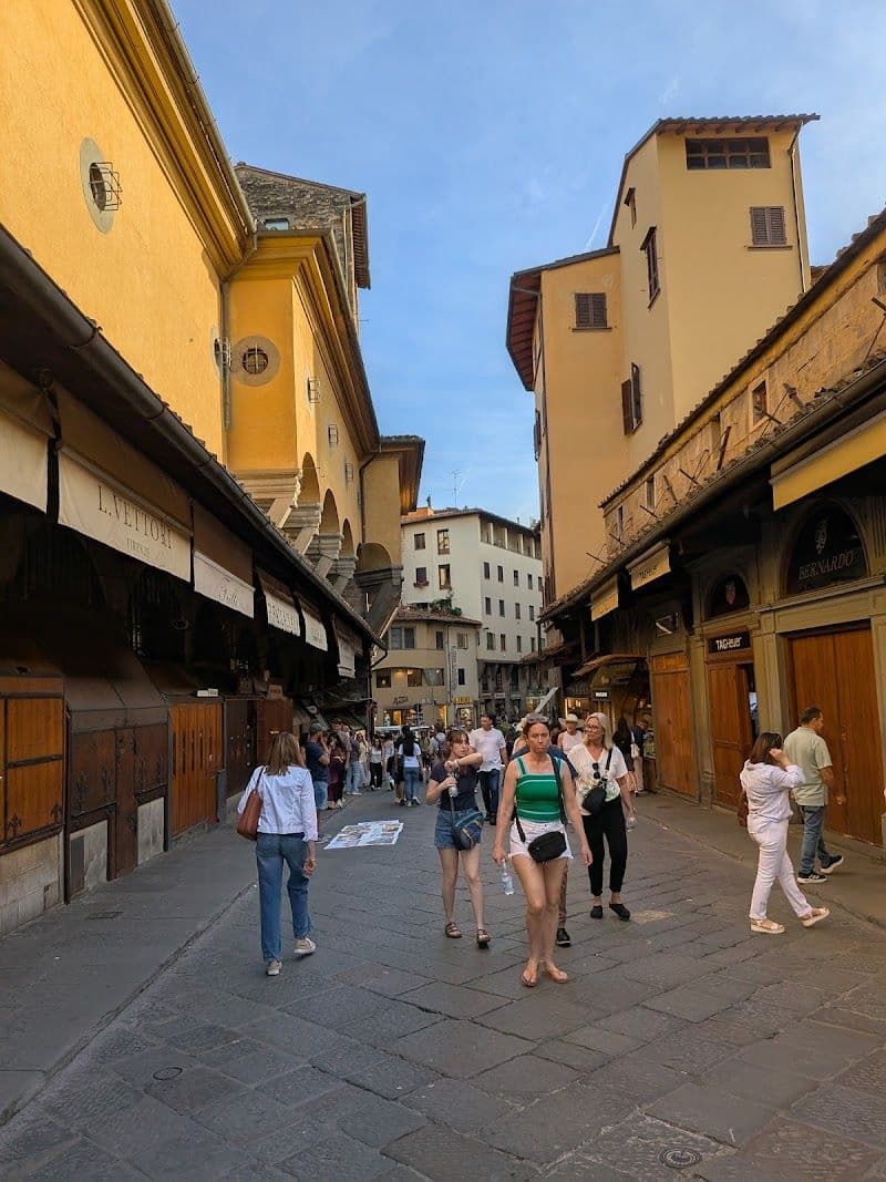 Walk across the Ponte Vecchio