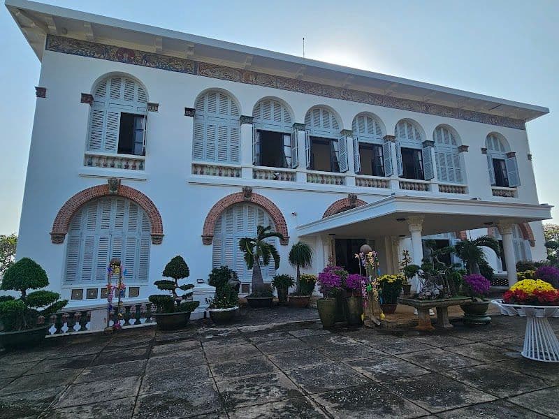 Explore the White Palace (Bach Dinh)