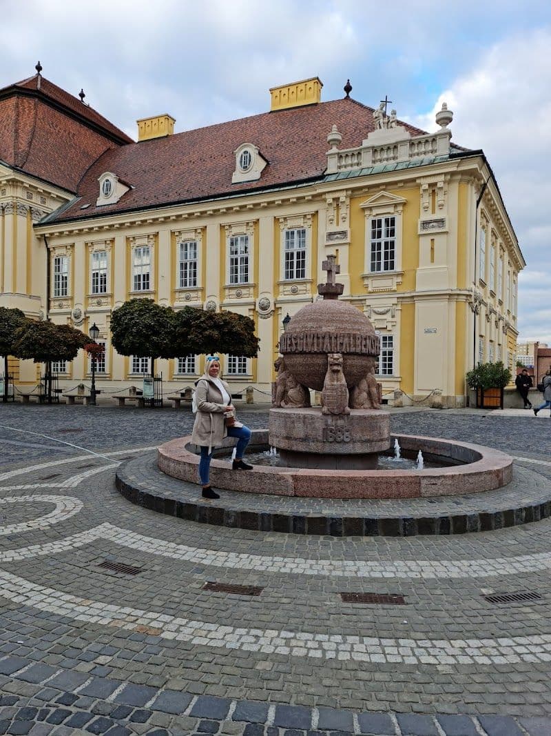 Country Apple statue
