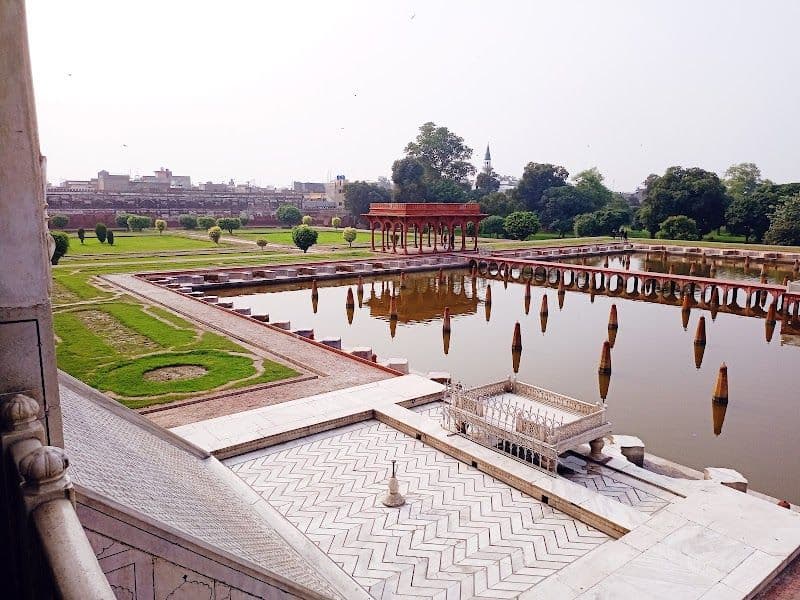 Visit the Lahore Fort and Shalimar Gardens