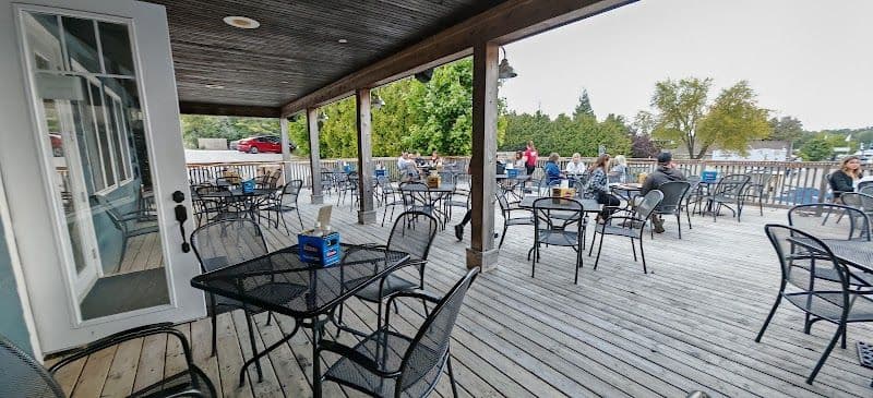 Crowsnest Pub & Restaurant