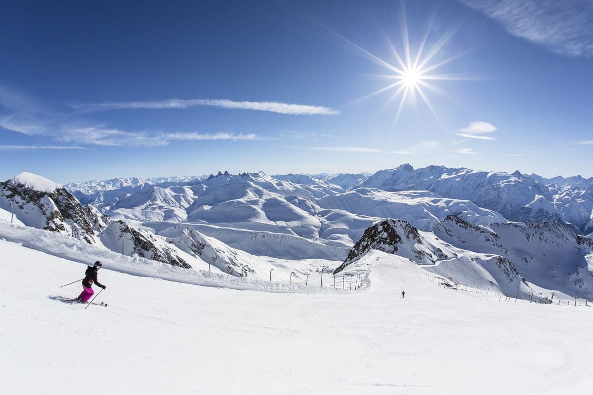 Best Tips For Scoring Cheap Flights To Top Ski Destinations
