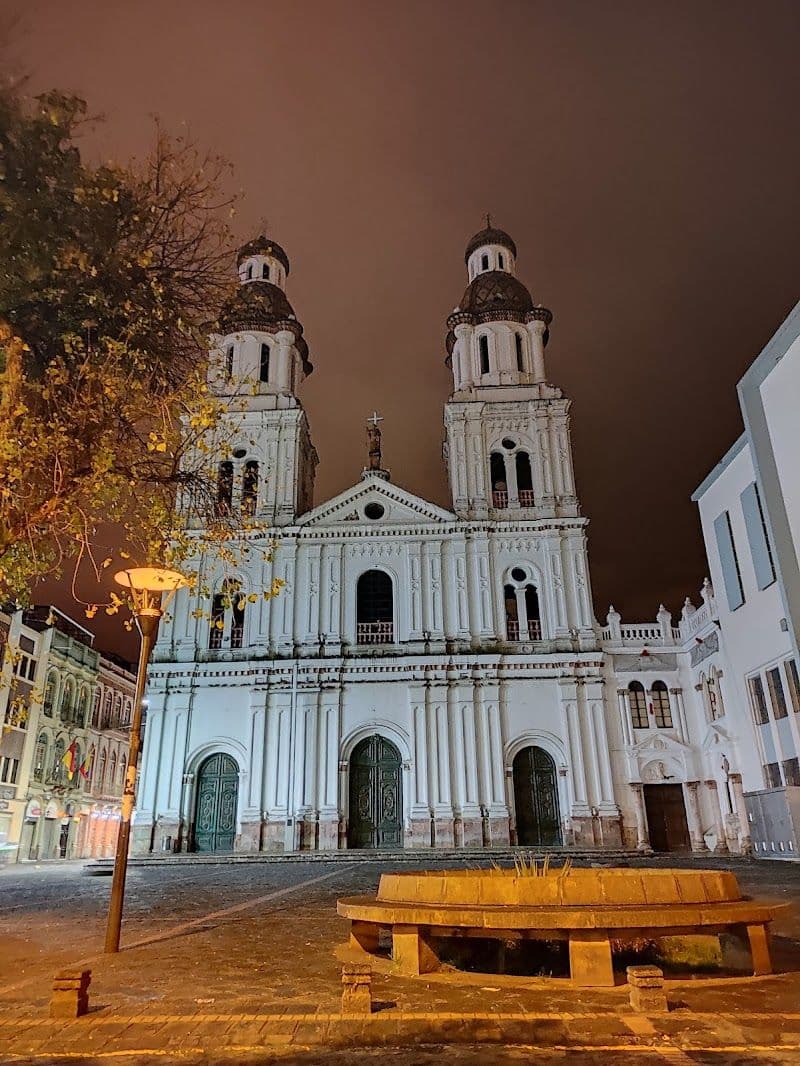 Explore the Historic Center of Cuenca - Cuenca - Ecuador