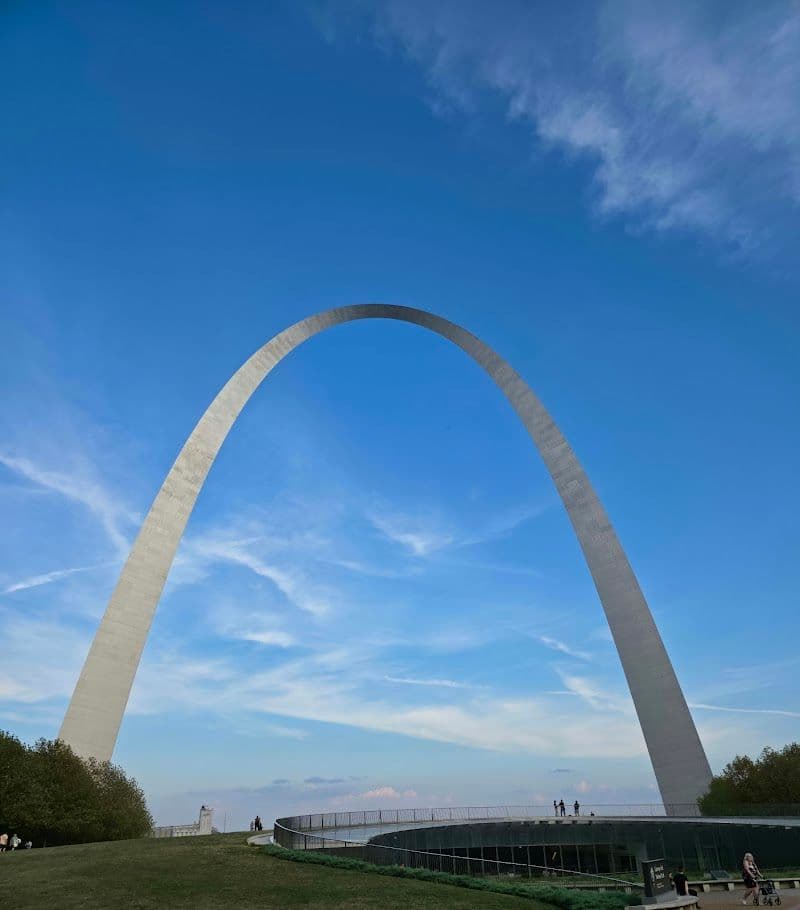 The Gateway Arch - St. Louis - USA - Booked ai